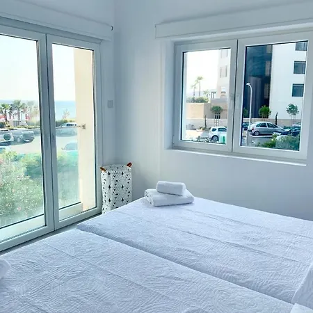 Bright And Breezy Beachside Apartament Limassol