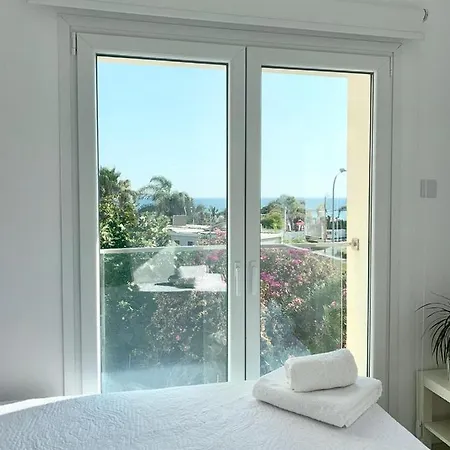 Bright And Breezy Beachside *