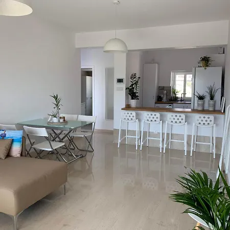 Bright And Breezy Beachside לימסול