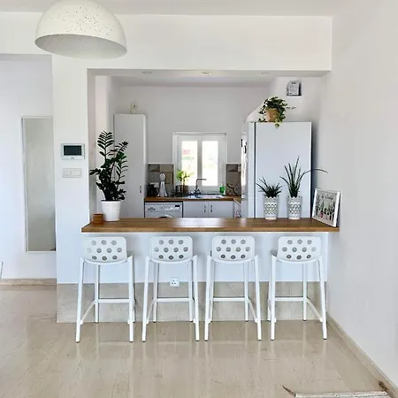 דירה Bright And Breezy Beachside לימסול