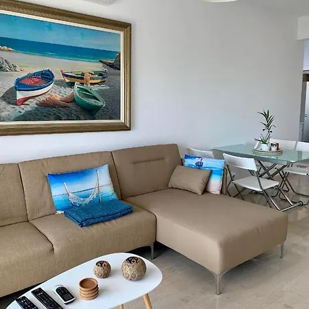 Bright And Breezy Beachside לימסול