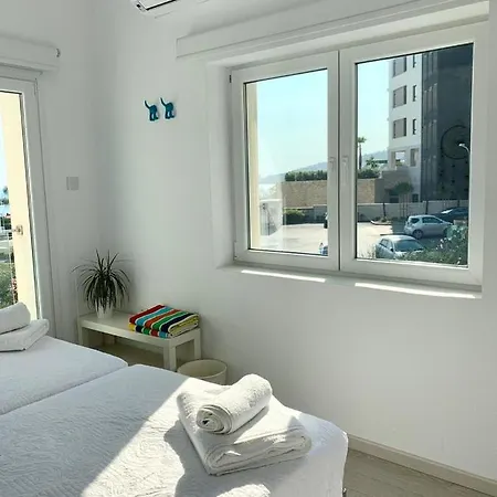 Bright And Breezy Beachside דירה לימסול